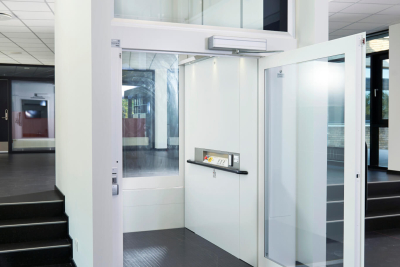 Aangezicht van een dichte lift en een trap omhoog en omlaag en een doorgang